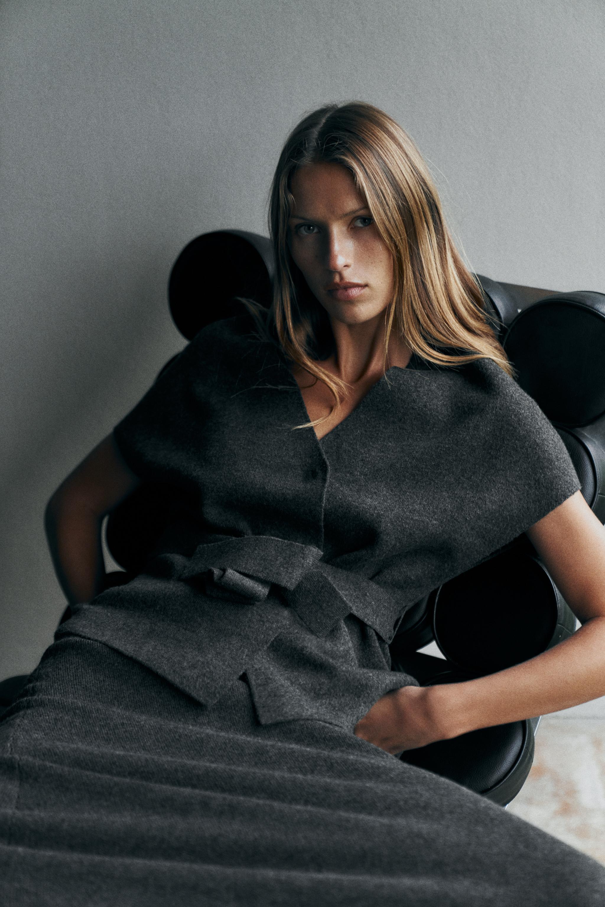 GILET EN MAILLE AVEC CEINTURE